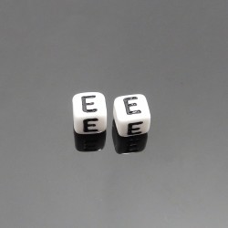 Biele kocky 6x6mm písmeno E